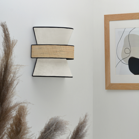 Applique murale GATSBY en velours blanc écru et rotin, en situation dans un intérieur épuré