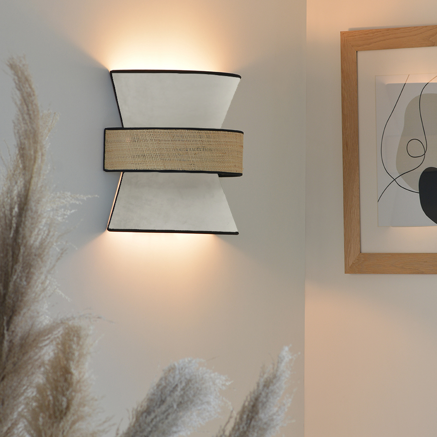 éclairage murale GATSBY en velours blanc écru et rotin, luminaire allumé