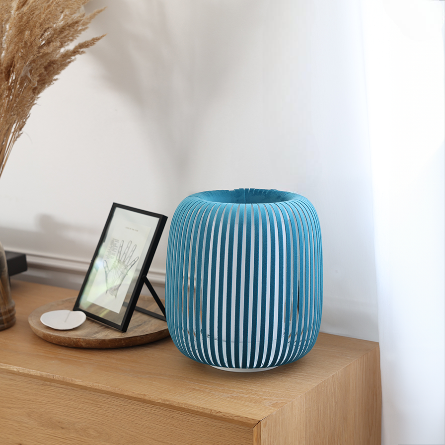 Lampe GRACE posée sur une table, idéale pour une chambre ou un salon à la décoration sophistiquée.