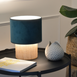 Lampe MARCIA allumée, diffusant une lumière douce à travers l'abat-jour bleu turquoise