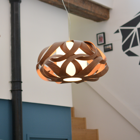 Vue d’ensemble de la suspension KIM, un équilibre parfait entre design moderne et naturel