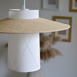 Zoom sur image la suspension Albane naturelle et élégante de  dans un intérieur moderne bohème.