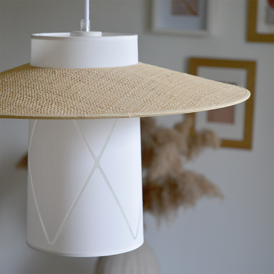 Zoom sur image la suspension Albane naturelle et élégante de  dans un intérieur moderne bohème.