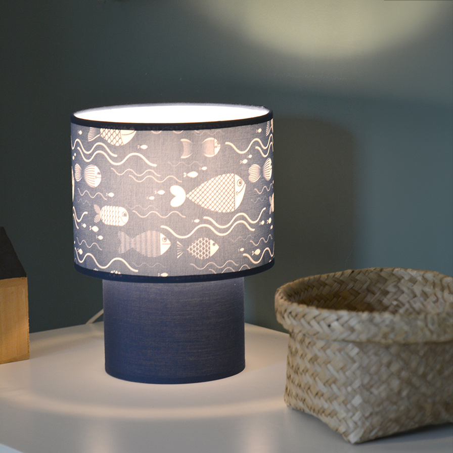 Lampe MAURICE avec abat-jour en viscose imprimé de poissons et vagues et pied bleu en coton.