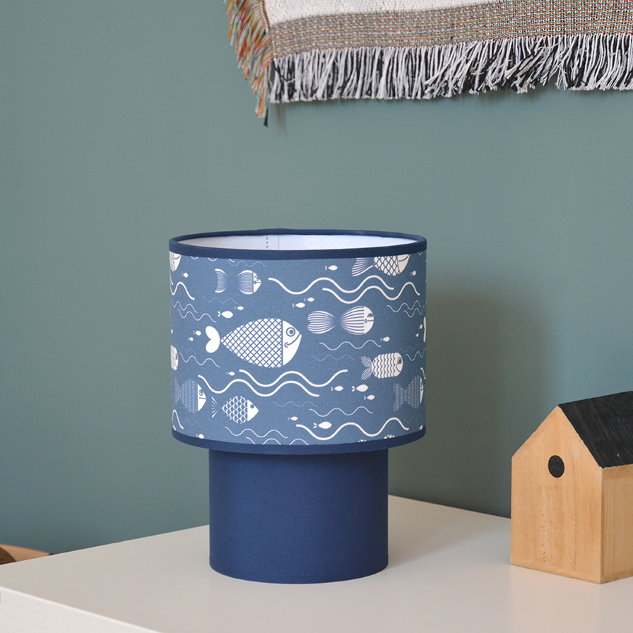 Lampe MAURICE avec abat-jour en viscose imprimé de poissons et vagues