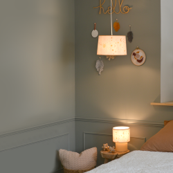 Image de présentation de la collection GALILEE dans une chambre d'enfant, avec une suspension et une lampe de table allumées.