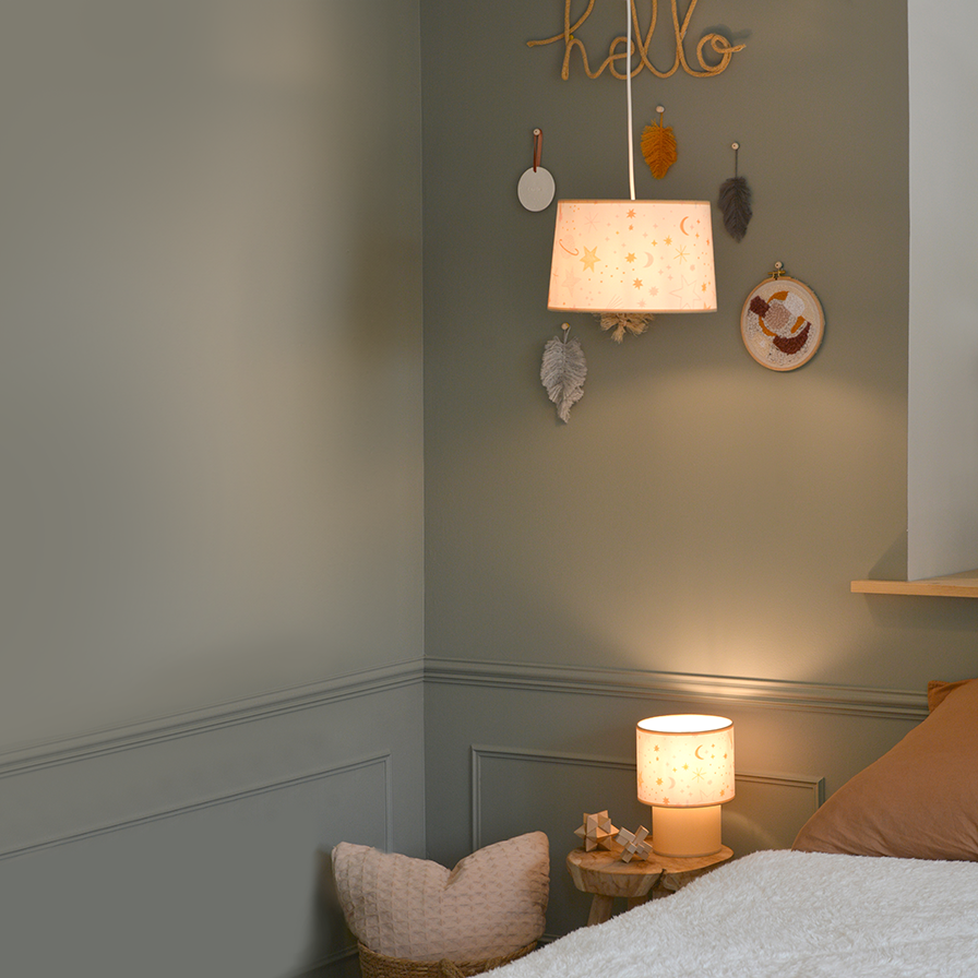 Image de présentation de la collection GALILEE dans une chambre d'enfant, avec une suspension et une lampe de table allumées.