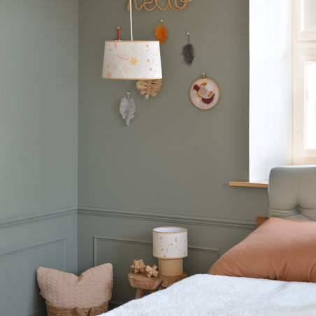 Image de présentation de la collection GALILEE dans une chambre d'enfant, avec une suspension et une lampe de table éteintes.