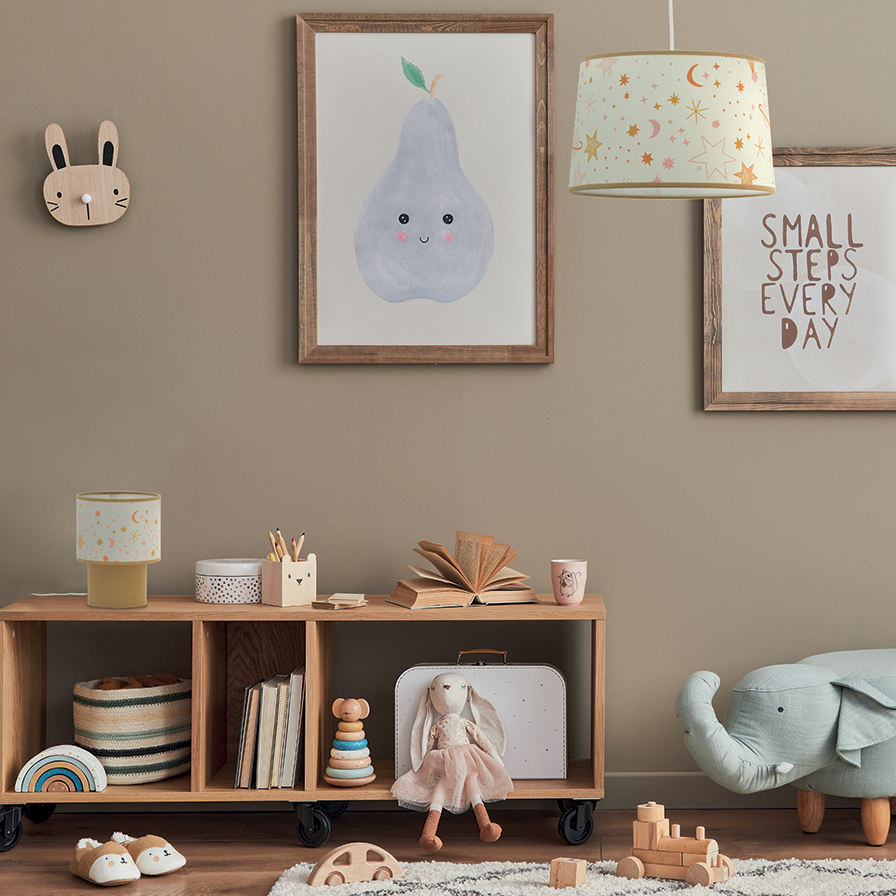 Image collection GALILEE dans une chambre d'enfant, avec une suspension et une lampe de table créant une atmosphère rêveuse.