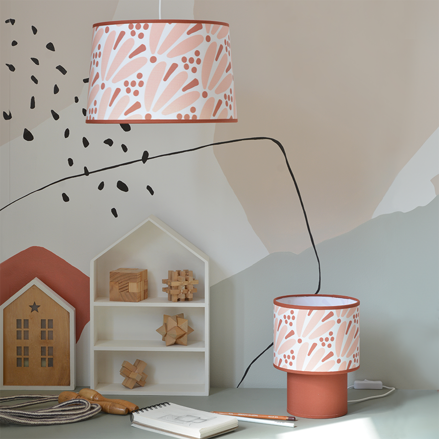 Suspension MAGGIE installée dans une chambre d’enfant, décorée de motifs floraux dans des tons doux