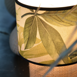 Zoom sur l’abat-jour allumé en viscose imprimé jungle aux teintes vertes, bordé de noir