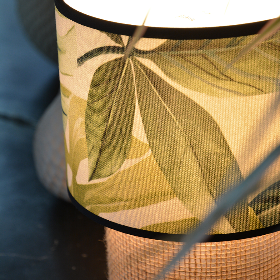 Zoom sur l’abat-jour allumé en viscose imprimé jungle aux teintes vertes, bordé de noir
