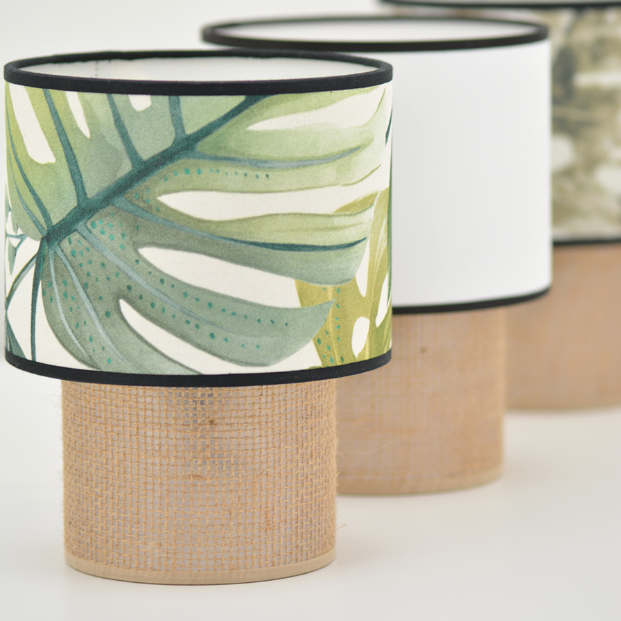 Vue d'ensemble de la collection des lampes TABATA, mise en avant imprimé feuillage vert tropical