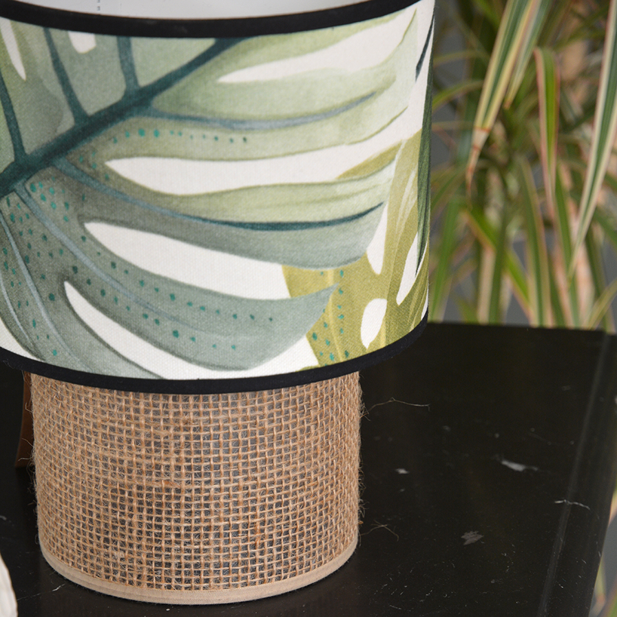 Gros plan sur la lampe avec un pied cylindrique en sisal naturel tressé