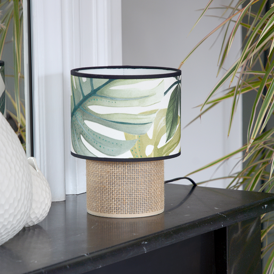 Lampe TABATA posée sur une table d’appoint, parfait complément d’un intérieur au style naturel et chic