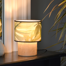 Lampe TABATA allumée, diffusant une lumière douce à travers son abat-jour à motif jungle Camboya