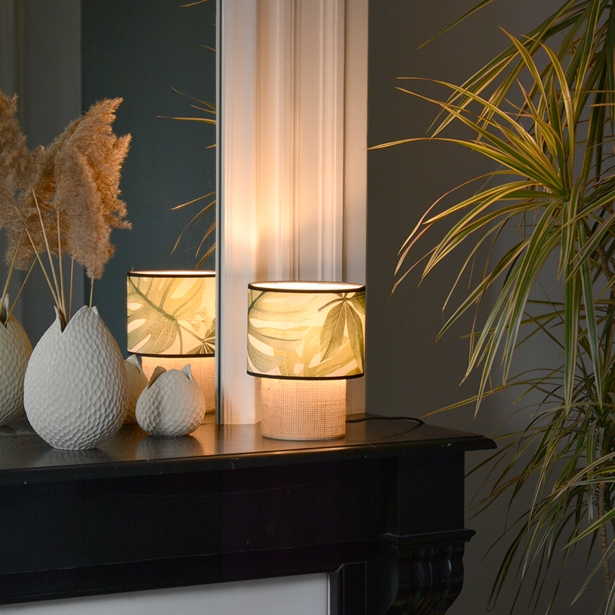 Lampe à poser TABATA intégrée à une déco intérieure bohème naturelle avec végétaux