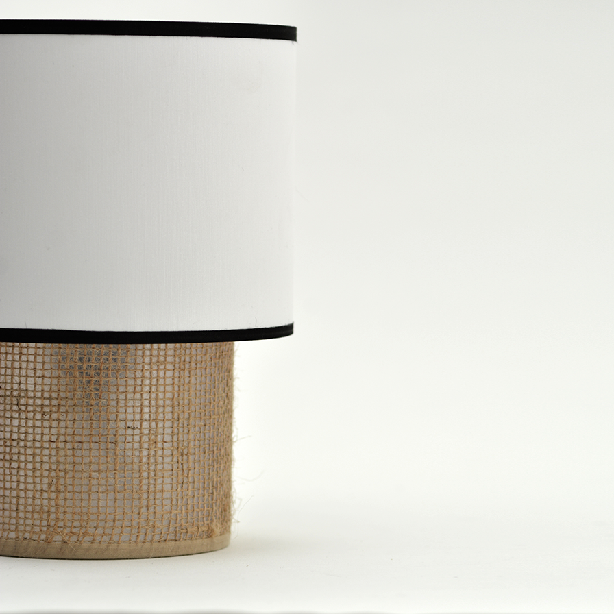 Vue de la lampe à poser TABATA avec son socle en sisal et son abat-jour en coton
