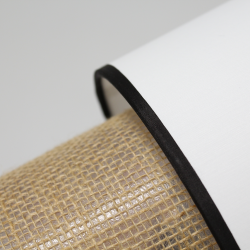 Détail de l’abat-jour cylindrique en coton blanc avec liseré noir de la lampe TABATA