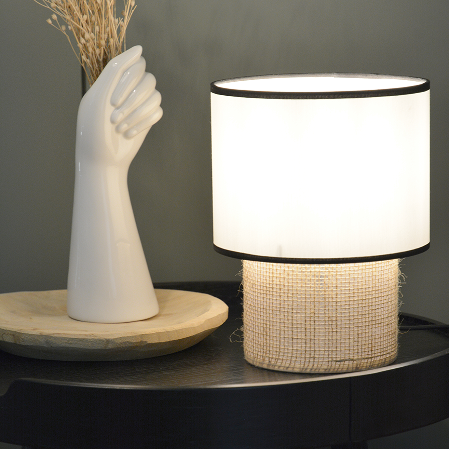 Lampe à poser TABATA en coton blanc et sisal dans une décoration d’intérieur naturelle et moderne
