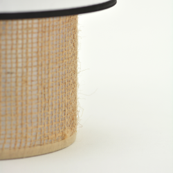 Gros plan sur le pied en sisal naturel tressé de la lampe à poser TABATA