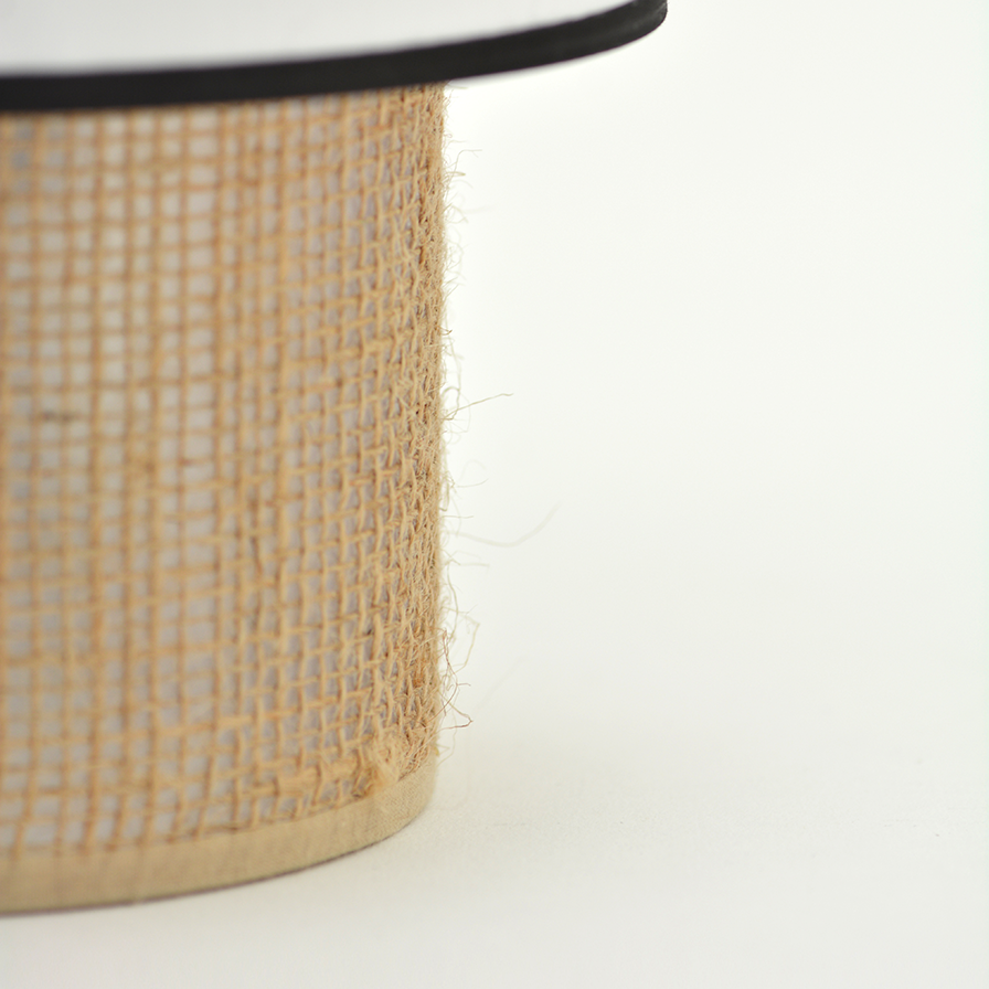 Gros plan sur le pied en sisal naturel tressé de la lampe à poser TABATA
