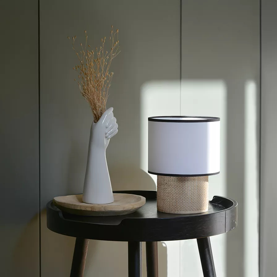 Lampe TABATA coton blanc placée sur une console pour une ambiance chic et épurée