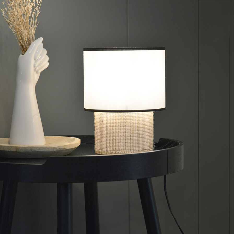 Lampe TABATA allumée coton blanc placée sur une console pour une ambiance chic et épurée