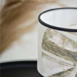 Détail de l’abat-jour en viscose imprimé jungle avec feuillage tropical et finition biais noir