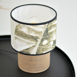 Vue du dessus de la lampe à poser TABATA révélant les détails du motif jungle