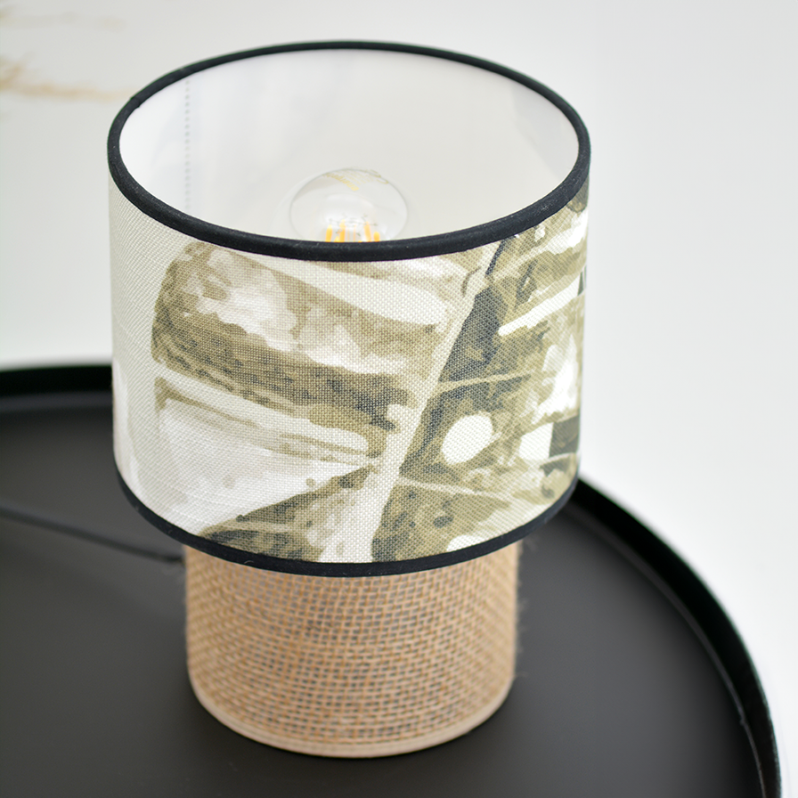Vue du dessus de la lampe à poser TABATA révélant les détails du motif jungle