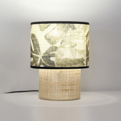 Lampe TABATA jungle tropicale posée sur une console avec éléments déco naturels et tons beige
