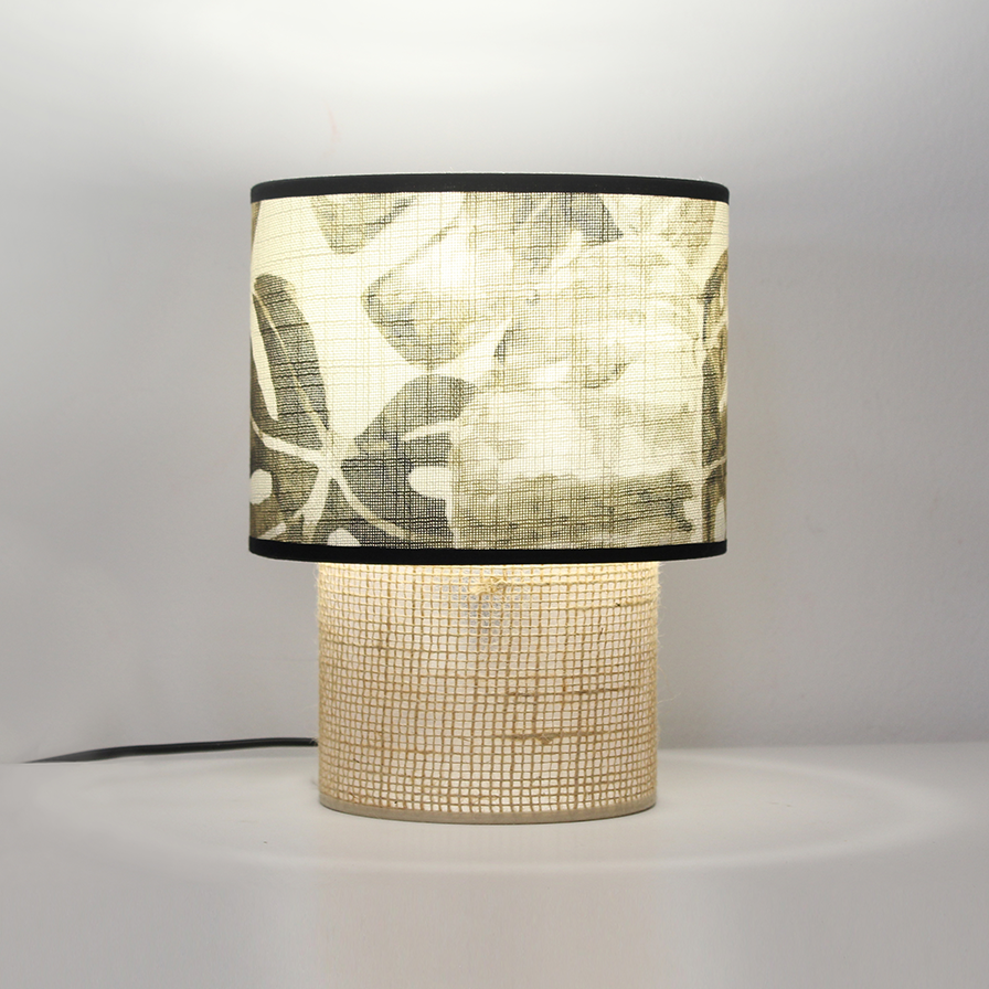 Lampe TABATA jungle tropicale posée sur une console avec éléments déco naturels et tons beige