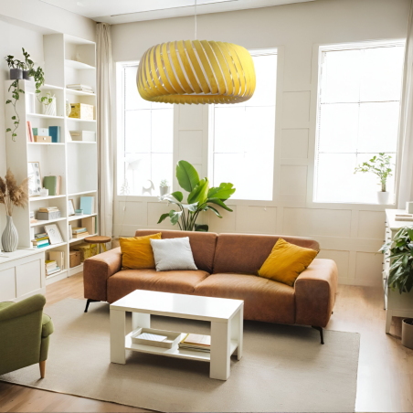 Suspension CLYDE en velours coloris jaune installée dans un intérieur, créant une ambiance chaleureuse et sophistiquée.