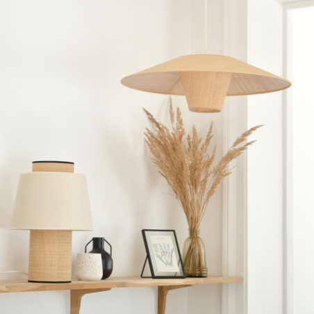 Dans un intérieur épuré, bohème chic, soulignant le design minimaliste de la lampe à poser.