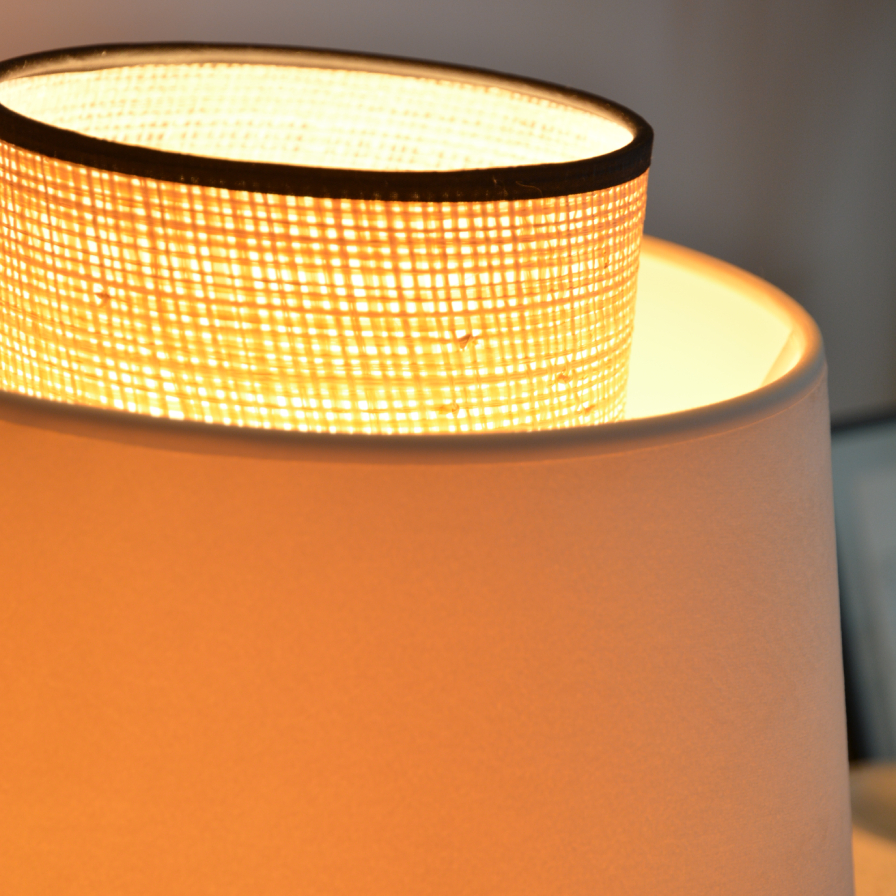 Vue rapprochée de la lampe à poser LULEA, finition haut de gamme et soignée