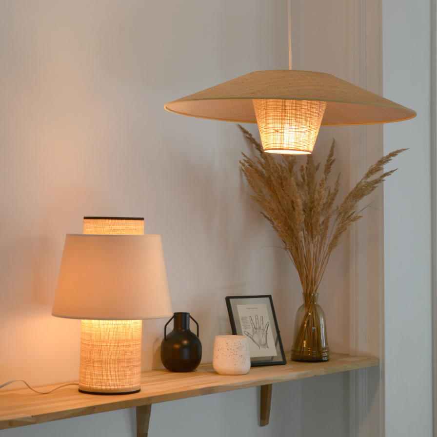 Lampe LULEA allumée effet lumineux chaleureux projeté par le velours et le rotin, créant une ambiance cosy et naturelle.
