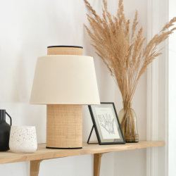 Lampe de table LULEA, design naturel et moderne avec une structure en rotin naturel tressé et un abat-jour en velours écru