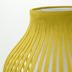Zoom sur la lampe en velours jaune design minimaliste et moderne.