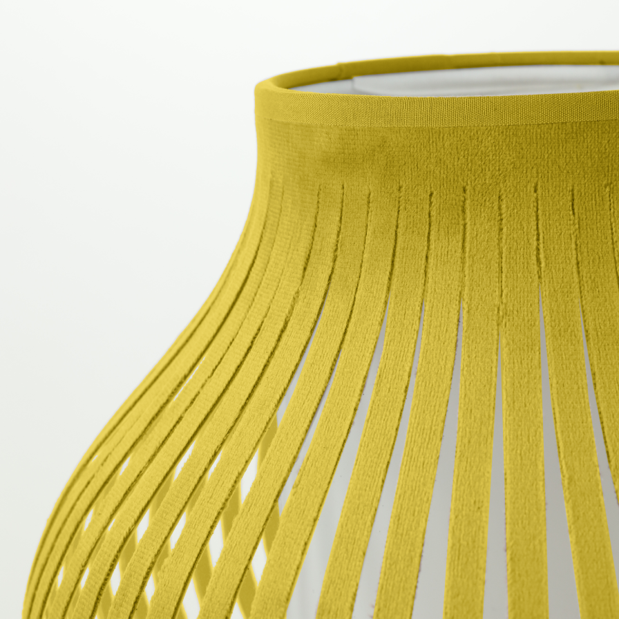 Zoom sur la lampe en velours jaune design minimaliste et moderne.