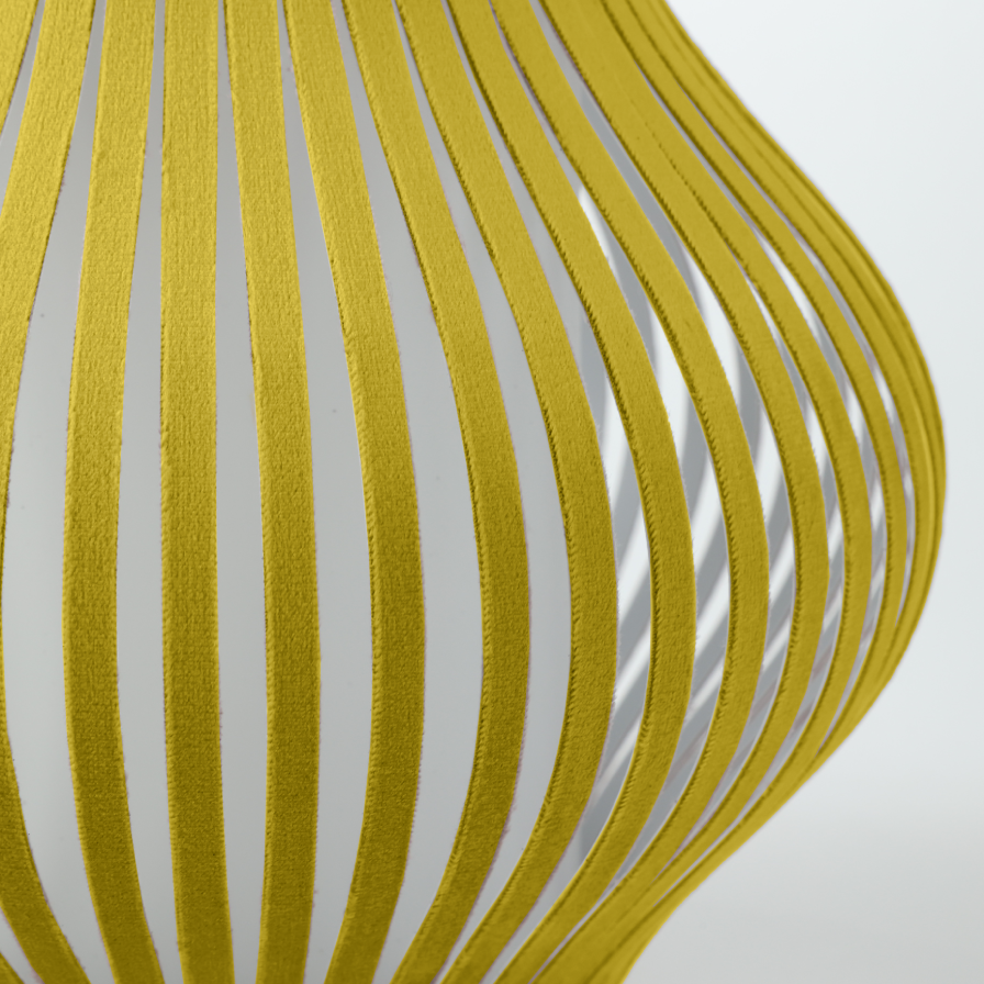 Gros plan sur la forme ondulée de la lampe Onion, lampe de table en velours jaune design