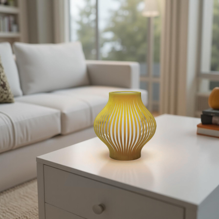 Lampe en velours jaune dans un intérieur moderne design, positionnée sur une table de salon.
