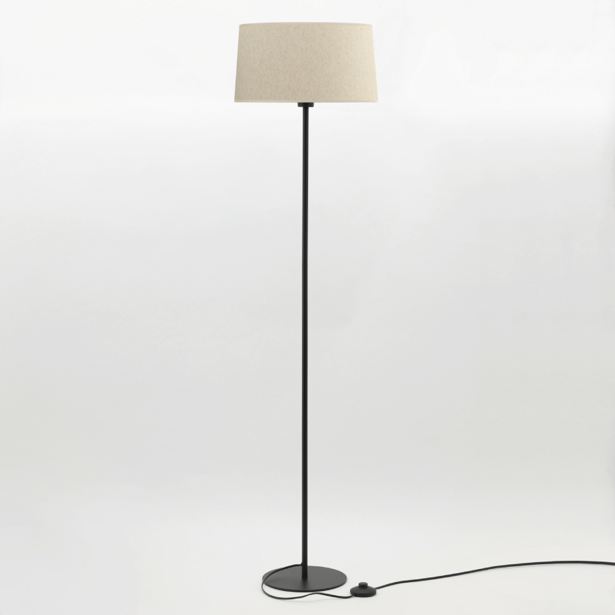 Montage de l’abat-jour LUCETTA en lin couleur beige sur un pied de lampadaire Sinaya luminaires.
