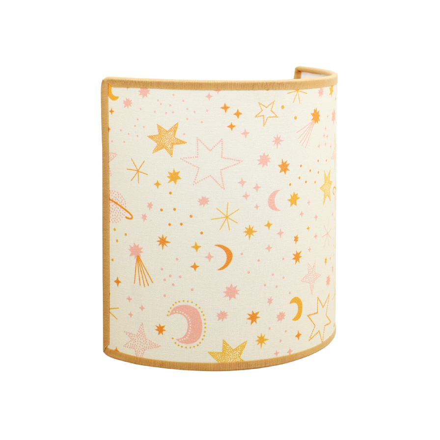 Applique lampe murale GALILEE, diffusant une lumière douce et magique grâce à ses motifs étoilés, galactiques.