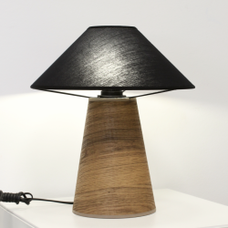Lampe BOOMERANG dans un salon moderne – Intégration dans un espace de vie contemporain.