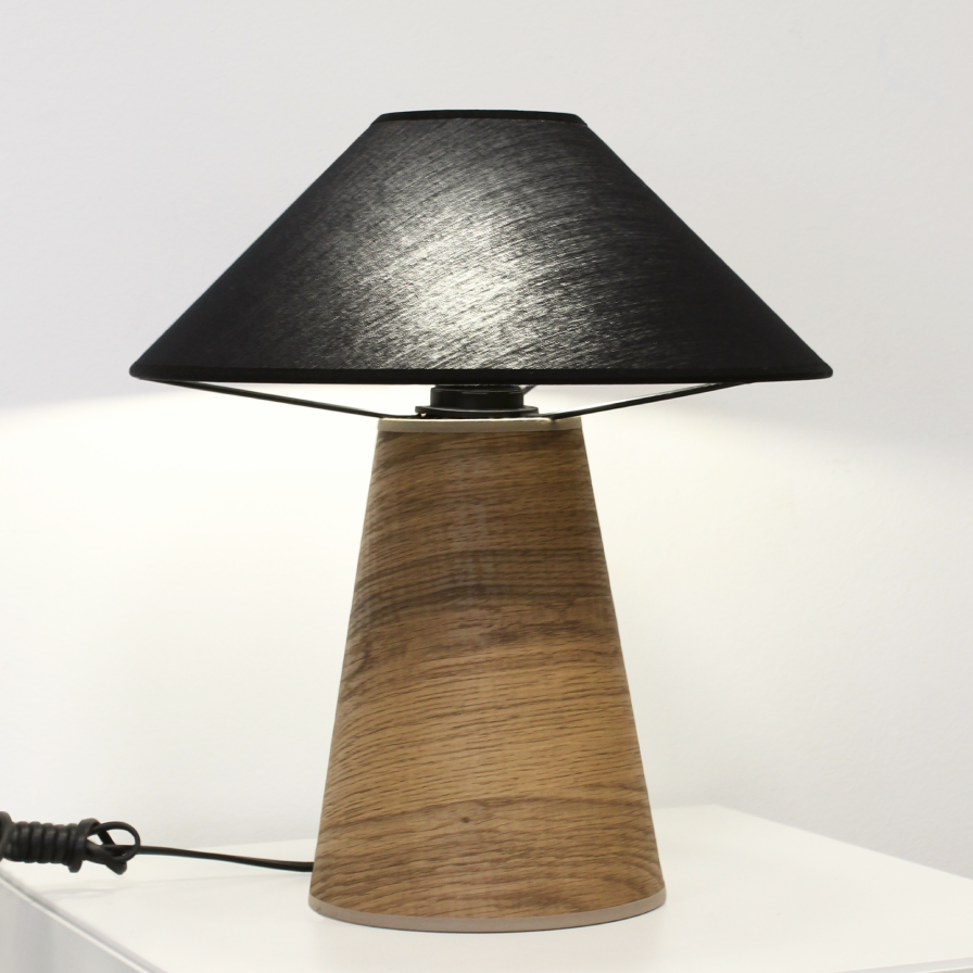 Lampe BOOMERANG dans un salon moderne – Intégration dans un espace de vie contemporain.