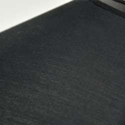 Zoom sur l’abat-jour en coton noir – Gros plan sur la texture du coton noir soulignant l’élégance sobre de la lampe.