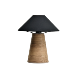 Lampe à poser BOOMERANG bois et coton noir – Vue frontale du luminaire avec pied conique en bois naturel.