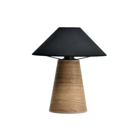 Lampe à poser BOOMERANG bois et coton noir – Vue frontale du luminaire avec pied conique en bois naturel.