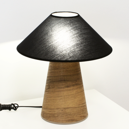 Lampe BOOMERANG allumée – Vue de la lampe en fonctionnement diffusant une lumière douce et enveloppante.